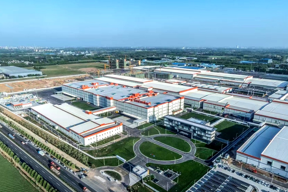 一邊是頭部企業(yè)擴(kuò)產(chǎn)從從容容！一邊是鋰電項目終止匆匆忙忙